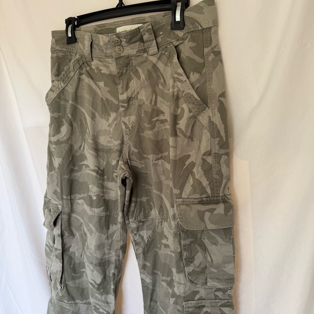 Abercrombie & Fitch Gray Camouflage Cargo Pants Women’s 30/10